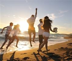 Have you started making Spring Break plans? If you’re a sun-loving student, why not consider adding campus tours of beachside colleges to your list? You could study where the rest of the world vacations! Students who love the beach know that the combination of the sun and sea gives you that extra dose of calm when the coursework gets tough. Not only that, but the beach is the perfect setting to relieve stress while meeting people through activities like beach volleyball, surfing, kayaking, canoeing, boating, and more. 