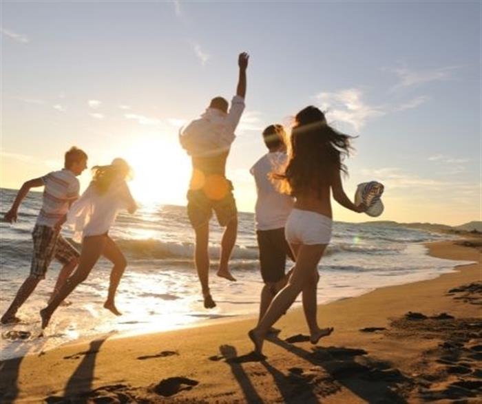 Have you started making Spring Break plans? If you’re a sun-loving student, why not consider adding campus tours of beachside colleges to your list? You could study where the rest of the world vacations! Students who love the beach know that the combination of the sun and sea gives you that extra dose of calm when the coursework gets tough. Not only that, but the beach is the perfect setting to relieve stress while meeting people through activities like beach volleyball, surfing, kayaking, canoeing, boating, and more. 